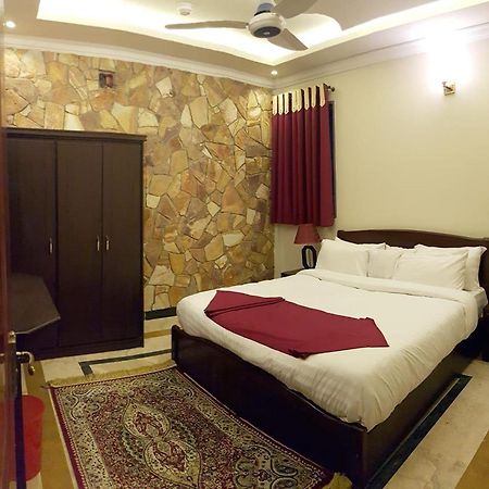 Hotel Triple One Abbottabad Exterior foto