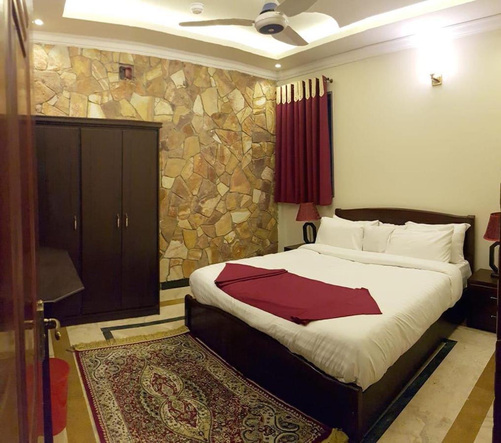 Hotel Triple One Abbottabad Exterior foto